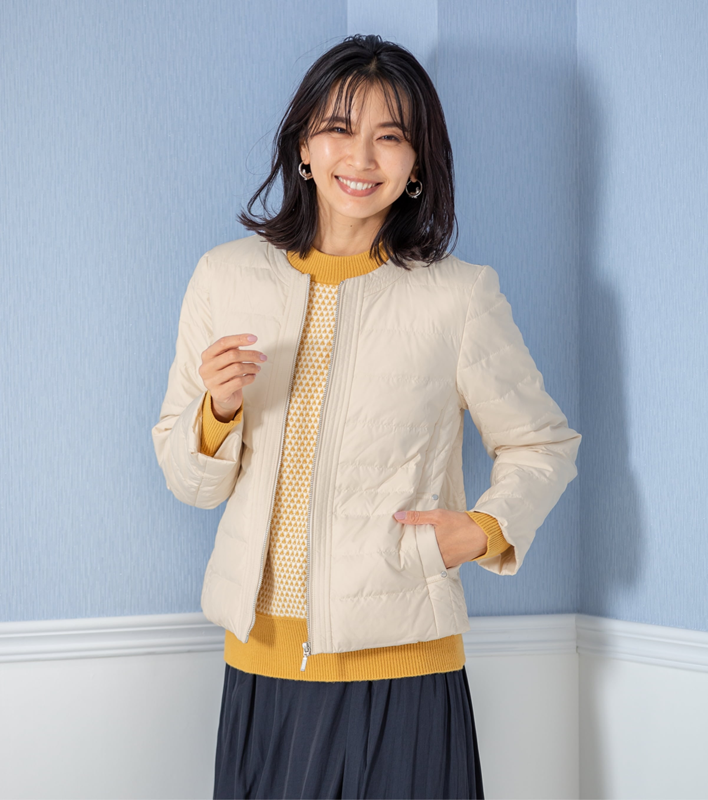 細見えショートダウンで冬のアイボリーコーデ