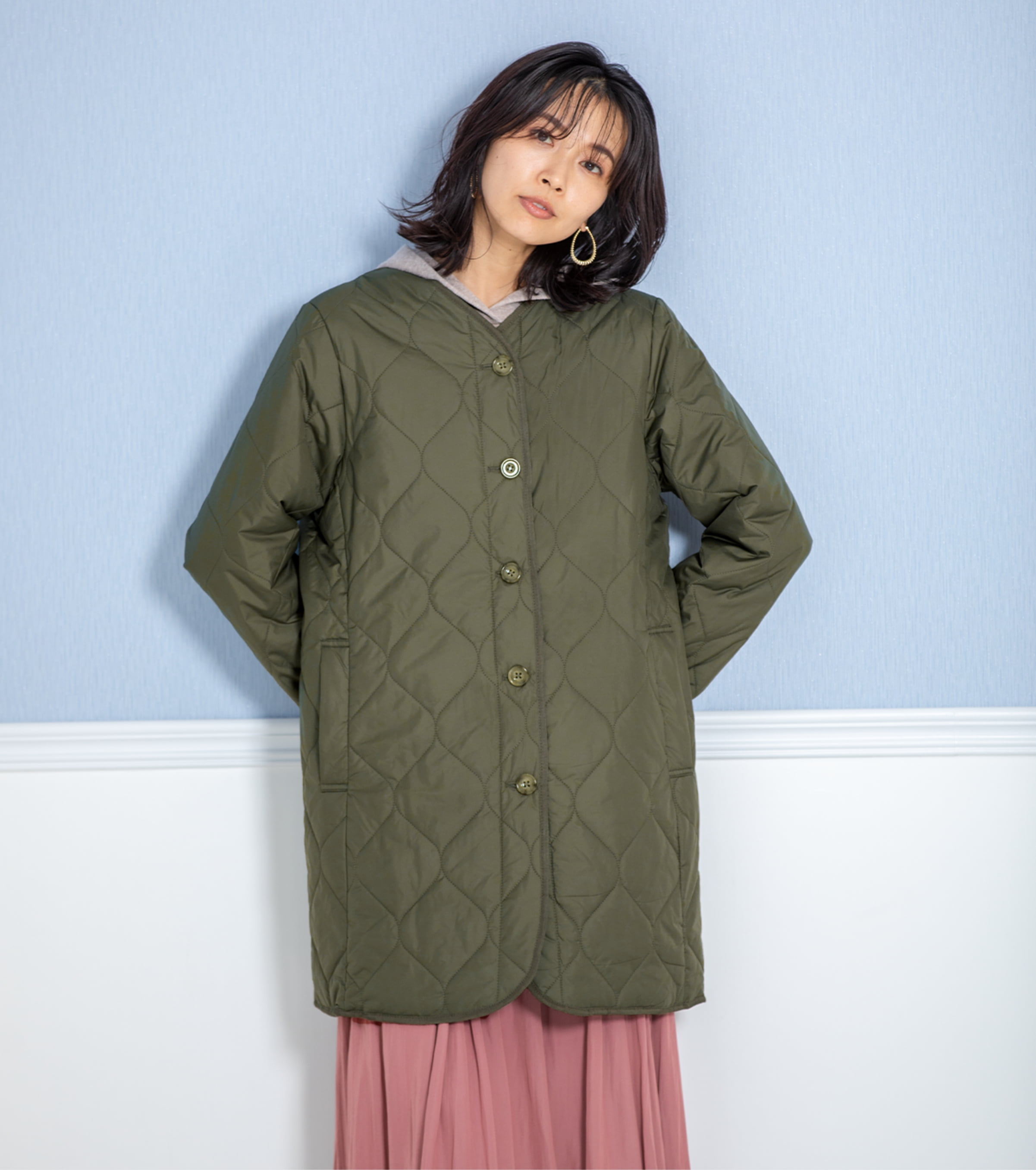 カーキのキルトコートをピンクのスカートにON
