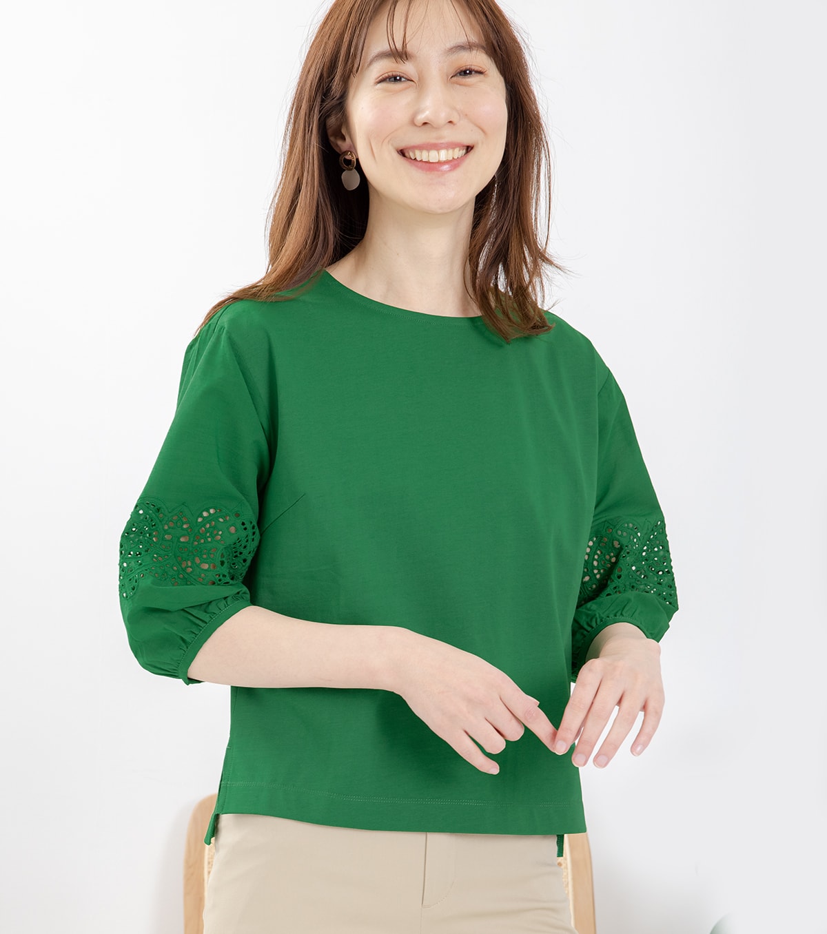 袖カットレースプルオーバー・グリーンを着用している女性の写真