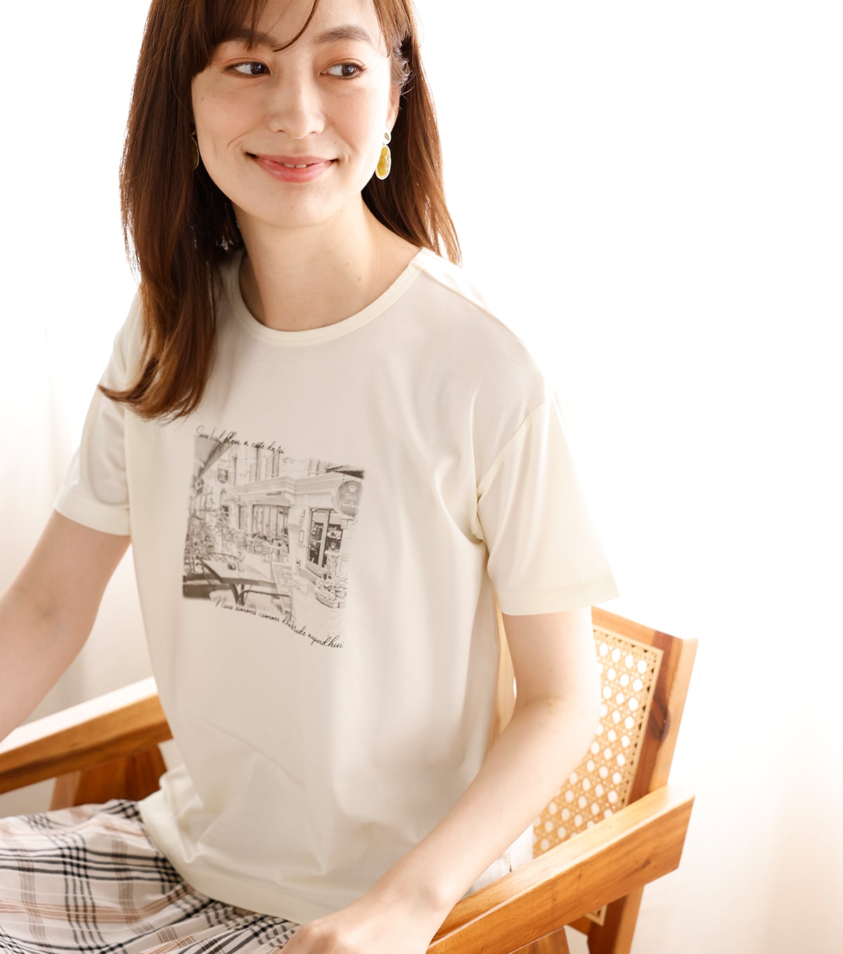 ひや楽フォトプリントTシャツ・アイボリーを着用している女性の写真