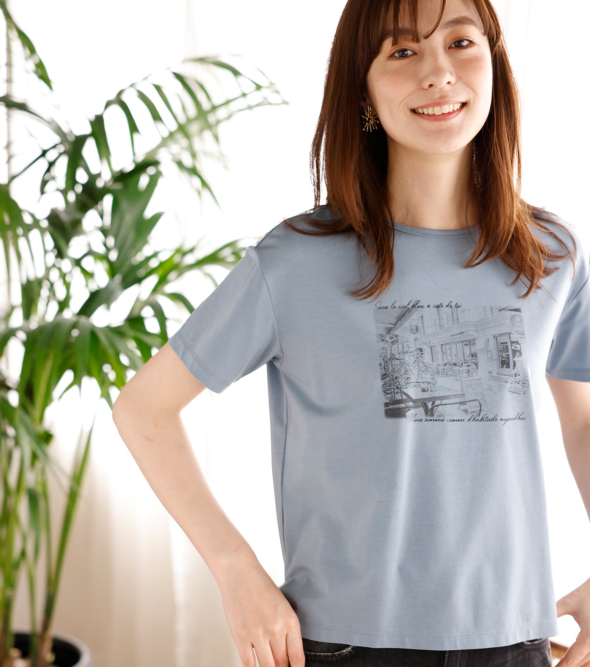 ひや楽フォトプリントTシャツ・ブルーを着用している女性の写真