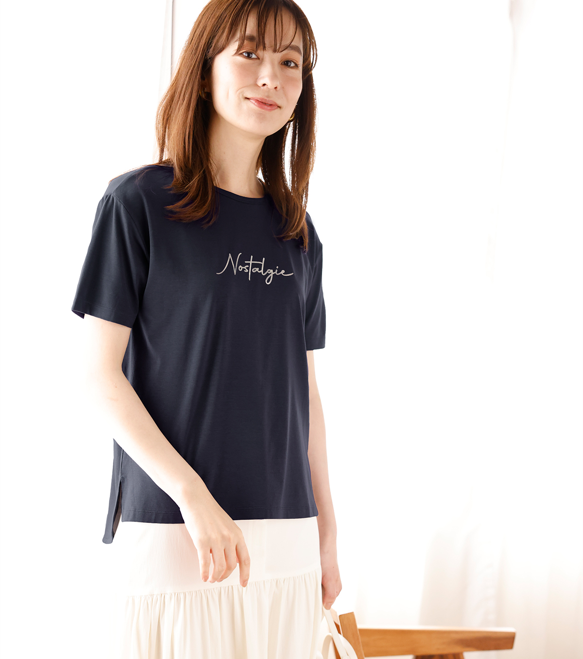 ひや楽ロゴプリントTシャツ・ネイビーを着用している女性の写真