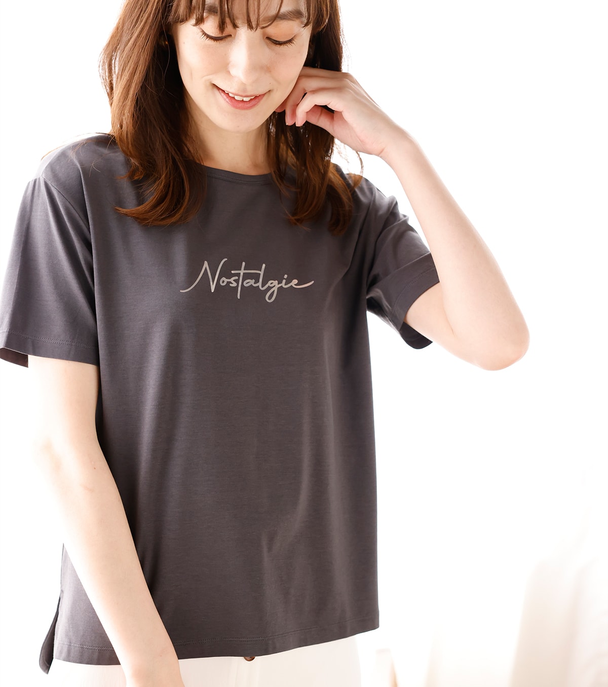 ひや楽ロゴプリントTシャツ・チャコールを着用している女性の写真