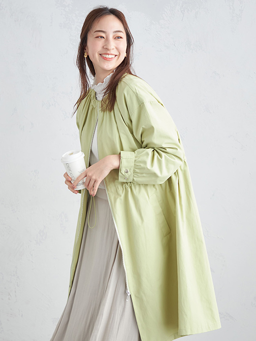 ドロストロングコート（グリーン）,メロークシュネックTシャツ（アイボリー）,ツイルギャザースカート（ベージュ）を着用している女性の写真2