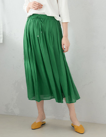 シアーギャザースカート（グリーン）の着用イメージ