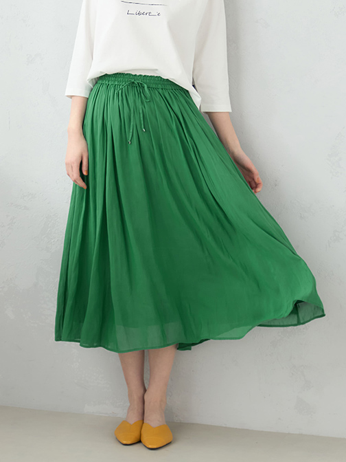 シアーギャザースカート（グリーン）を着用している女性の写真2