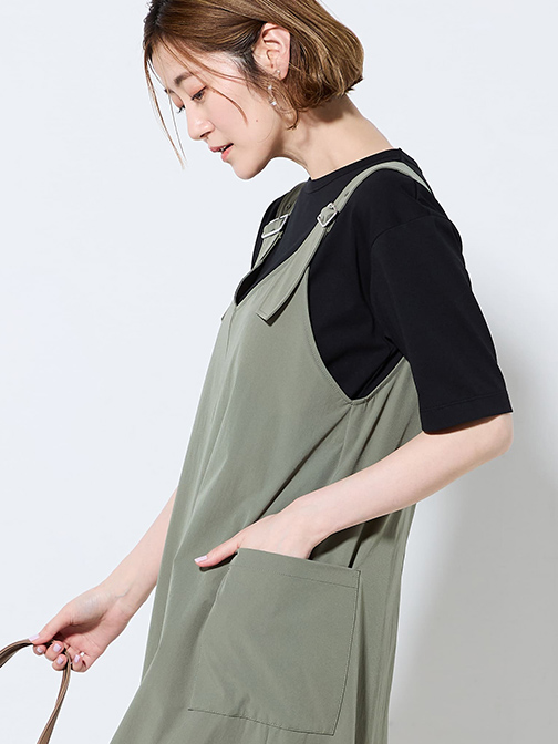 カーゴジャンパースカート（カーキ）を着用している女性の写真2