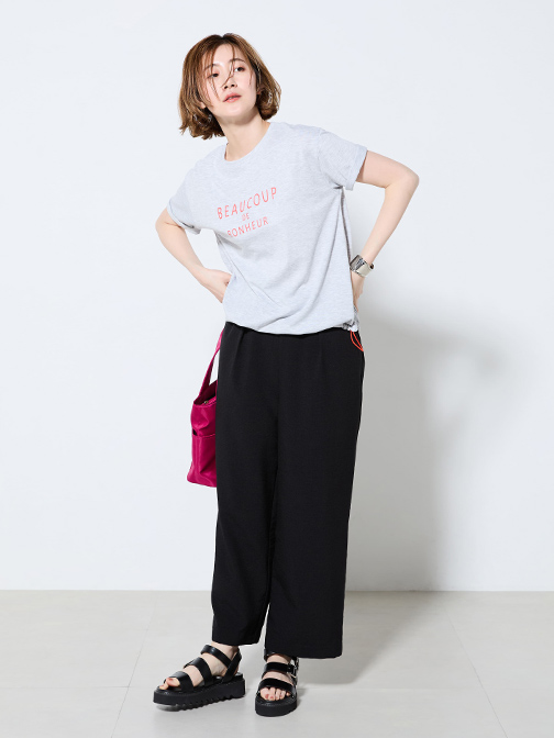 ドロストTシャツ（グレー）を着用している女性の写真1