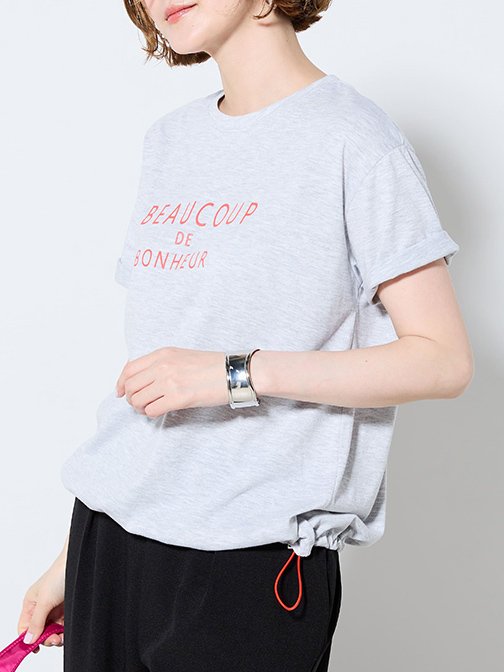 ドロストTシャツ（グレー）を着用している女性の写真2