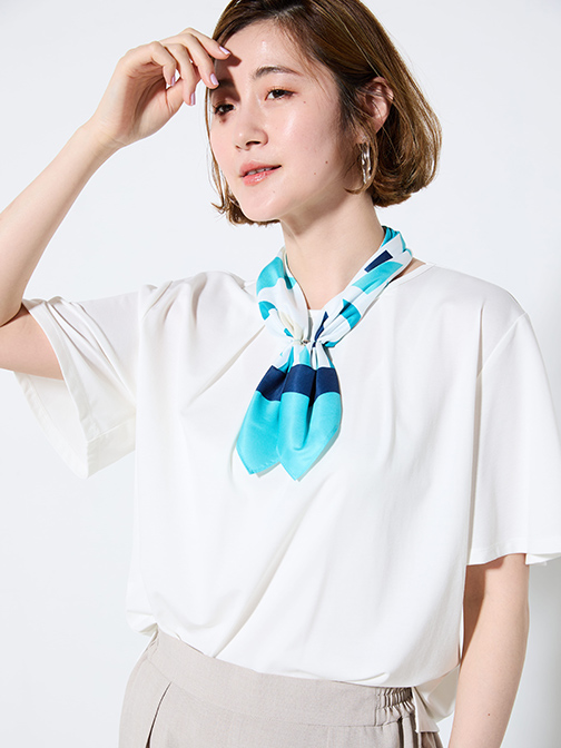 フロントタックブラウス（アイボリー）を着用している女性の写真2