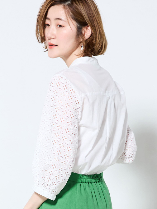 レースシャツ（アイボリー）を着用している女性の写真2