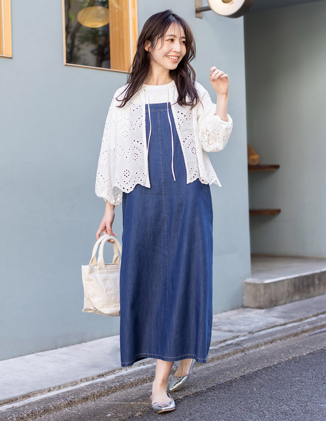 レースブラウス,ポイントロゴTシャツ,デニムキャミソールワンピースを着用した女性の画像