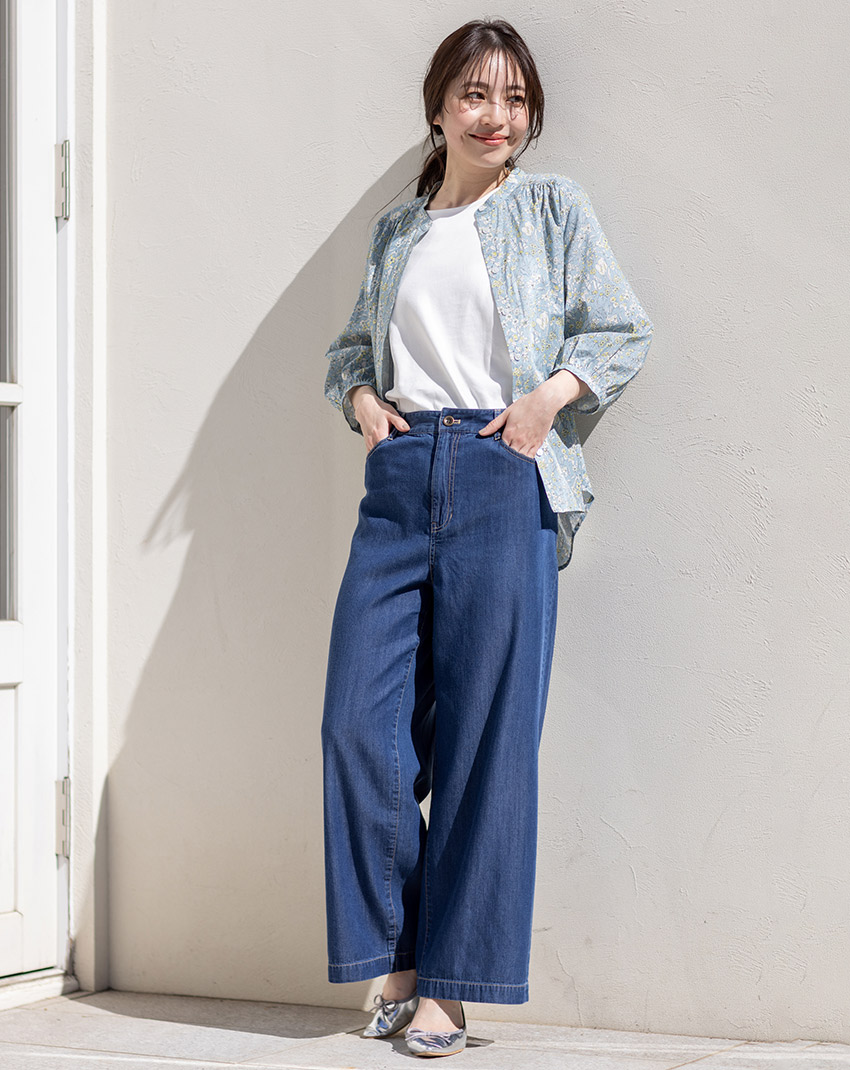 リバティプリントバンドカラーシャツ,ポイントロゴTシャツ,デニムワイドパンツを着用した女性の画像01