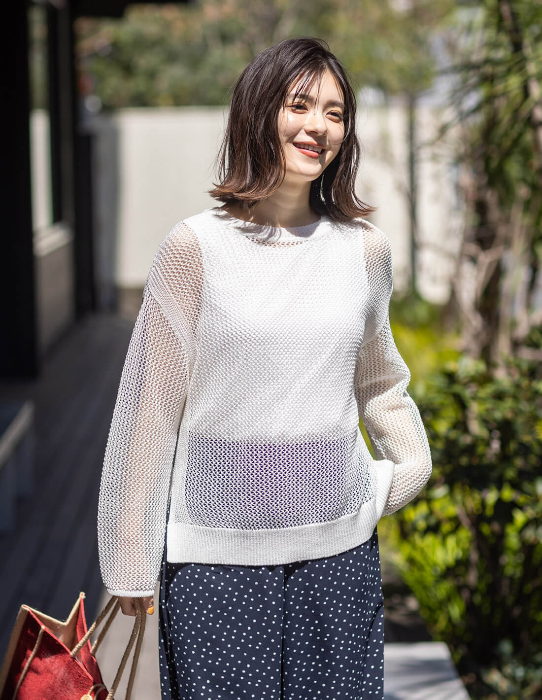 メッシュニットプルオーバー,タンクトップ,ドットプリントパンツ,パイピングトートバッグを着用した女性の画像01