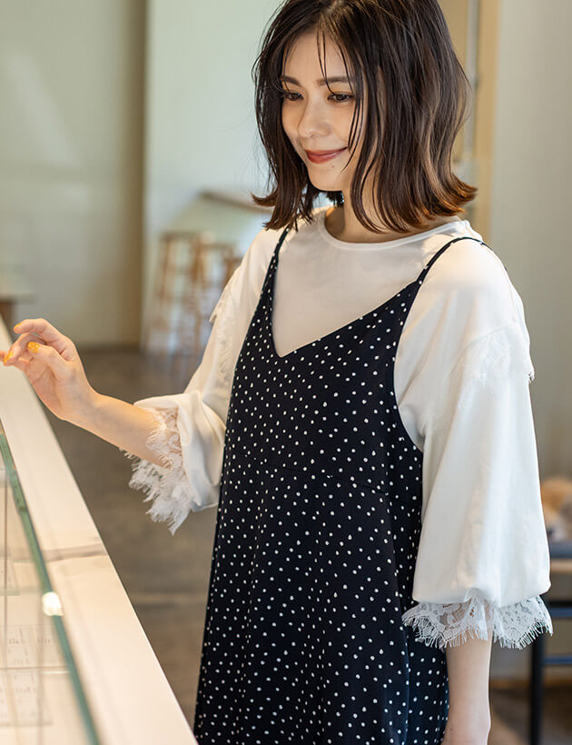 ドットプリントキャミワンピース,レーススリーブプルオーバーを着用した女性の画像02