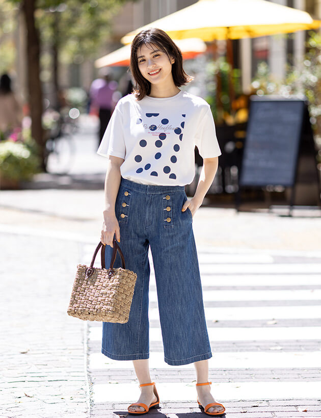ドットプリントTシャツ,マリンデニムパンツを着用した女性の画像02