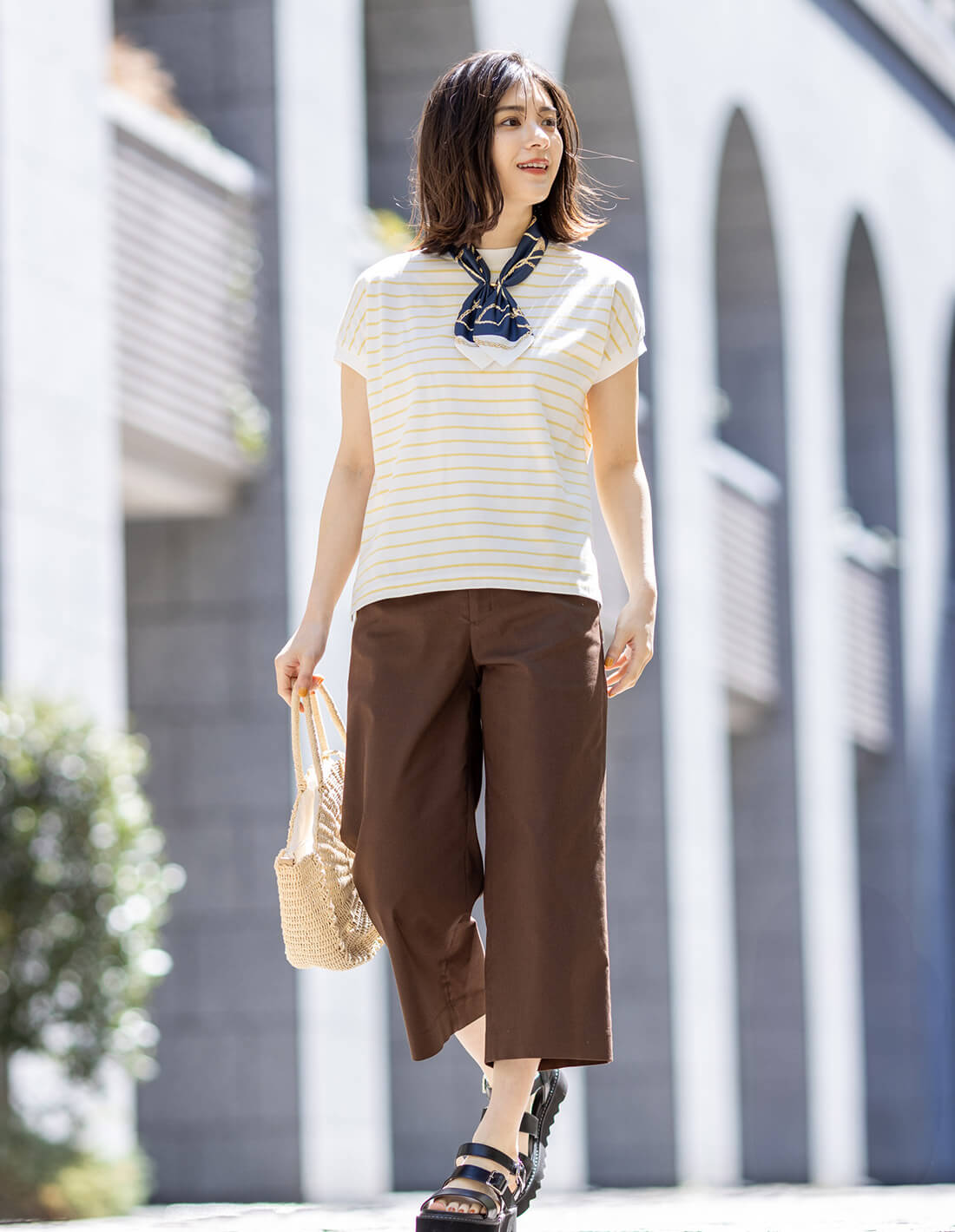 ボーダーTシャツ,ストレッチパンツ,【接触冷感】スカーフを着用した女性の画像01