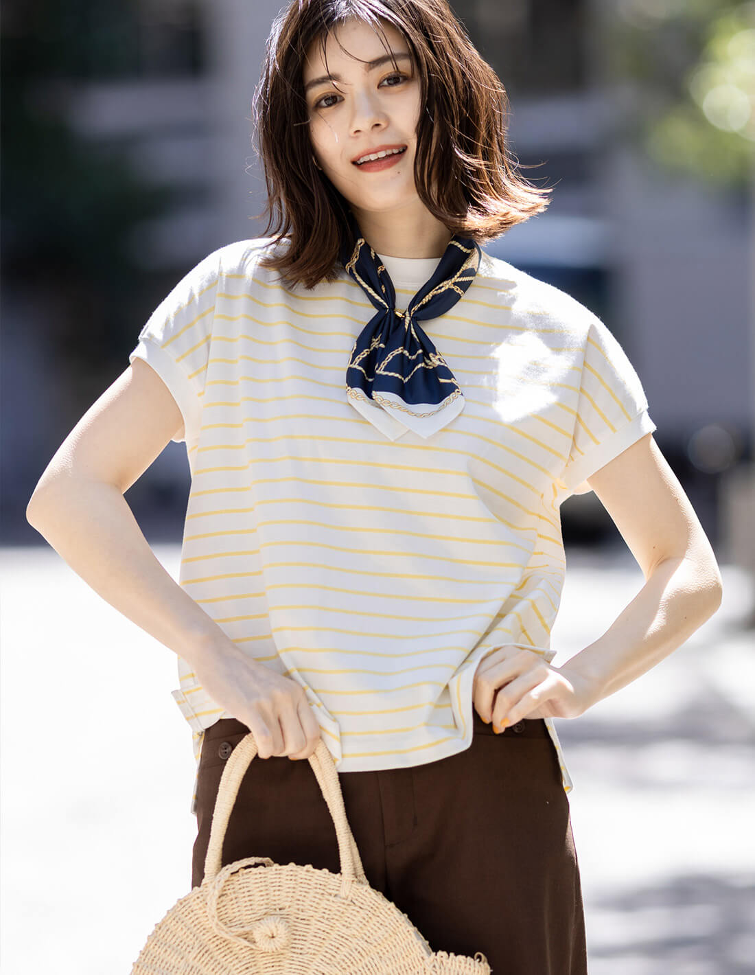 ボーダーTシャツ,ストレッチパンツ,【接触冷感】スカーフを着用した女性の画像02