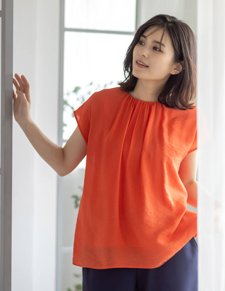 ギャザーブラウス,カノコワイドパンツを着用した女性の画像01
