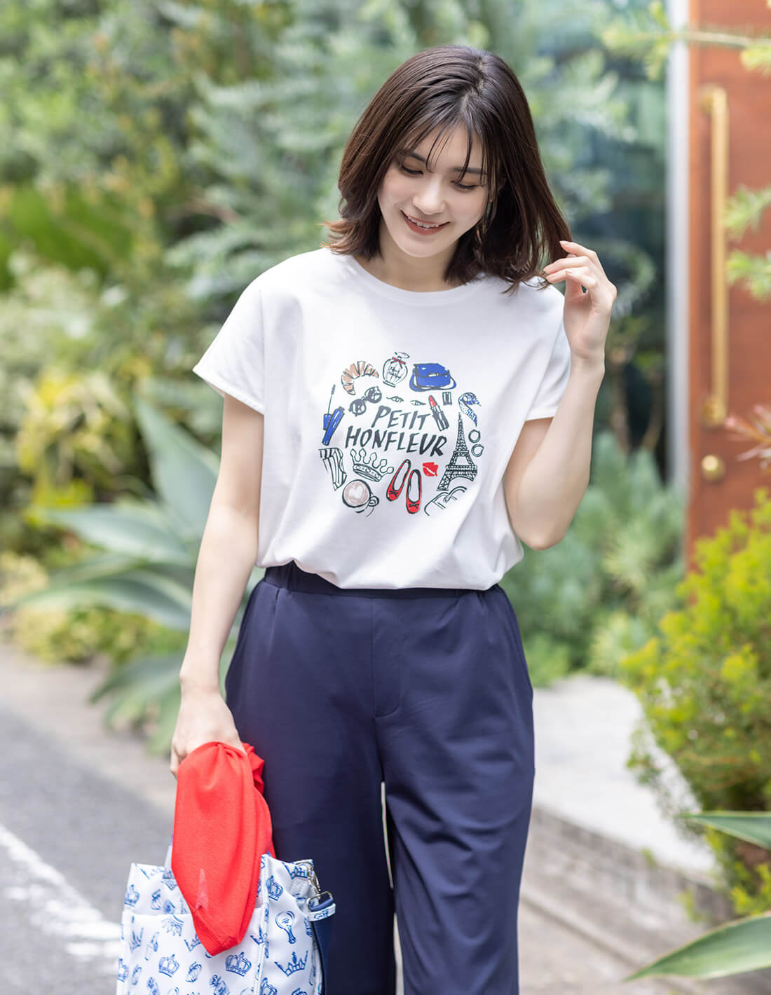 クルーネックカーディガン,【冷感】プリントTシャツ香水ボトル,カノコワイドパンツ,ロゴプリント２WAYバッグを着用した女性の画像02