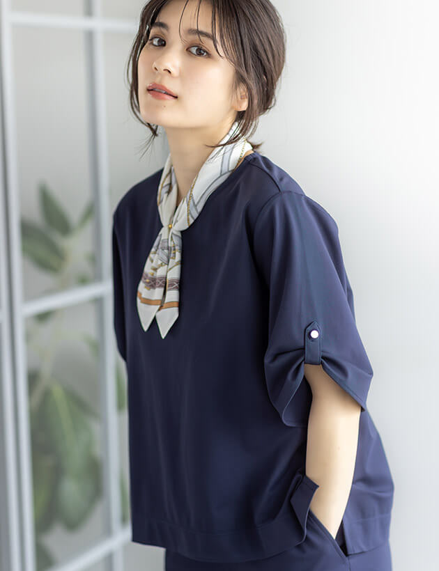 カノコプルオーバー,カノコワイドパンツ,【接触冷感】スカーフを着用した女性の画像02