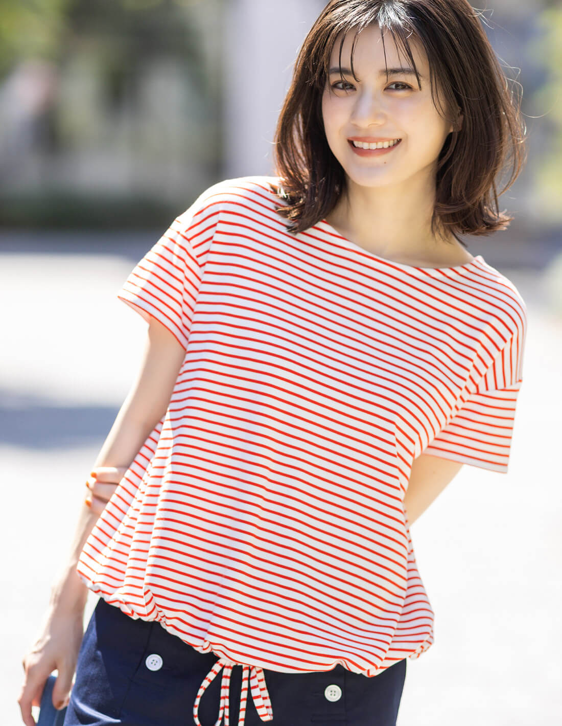 【冷感】ドロストプルオーバー、マリンパンツ、デニムバッグを着用した女性の画像01