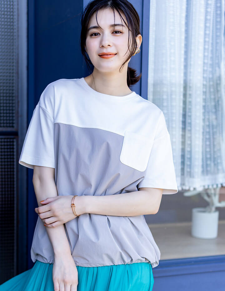 【冷感】【UVカット】ドッキングポケットプルオーバー、シアーギャザースカートを着用した女性の画像01