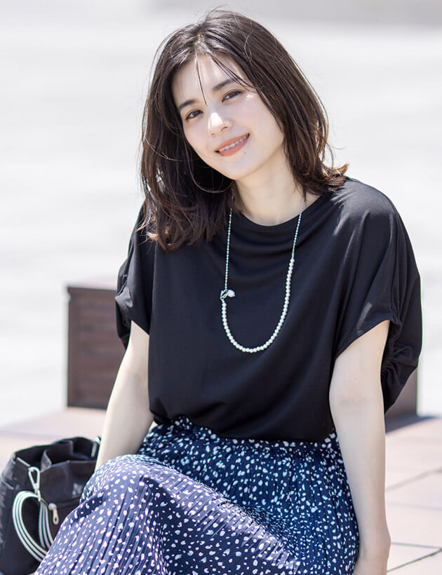 【冷感】バッグボリュームプルオーバー、プリーツ使いスカート、バイカラーショルダーバッグを着用した女性の画像02