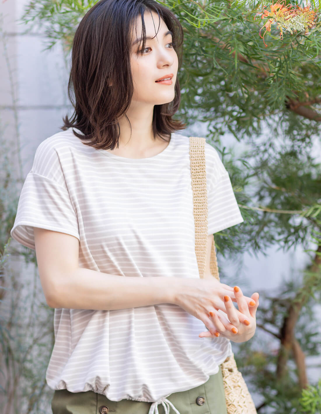 【冷感】ドロストプルオーバー、マリンパンツを着用した女性の画像02