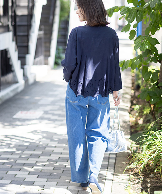 スカラップレースブラウスを着用した女性 01
