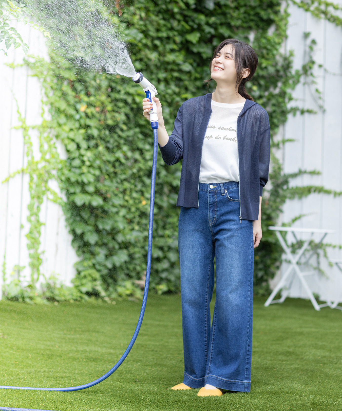 【はっ水】ストレッチバギーデニムパンツ&ロゴシアーニットプルオーバー&ニットパーカーを着用した女性 05-01