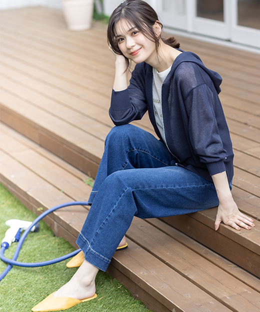 【はっ水】ストレッチバギーデニムパンツ&ロゴシアーニットプルオーバー&ニットパーカーを着用した女性 05-04