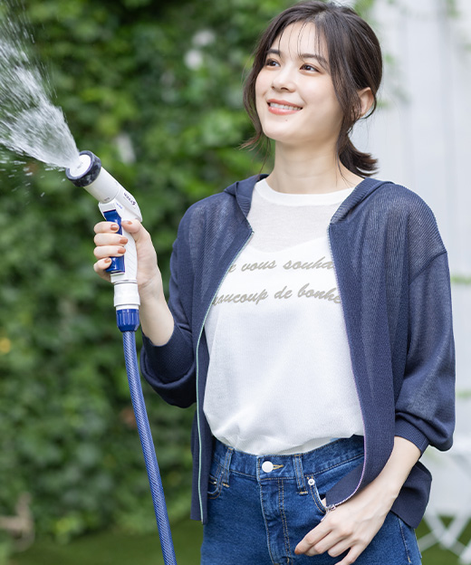 ロゴシアーニットプルオーバー&ニットパーカーを着用した女性 05