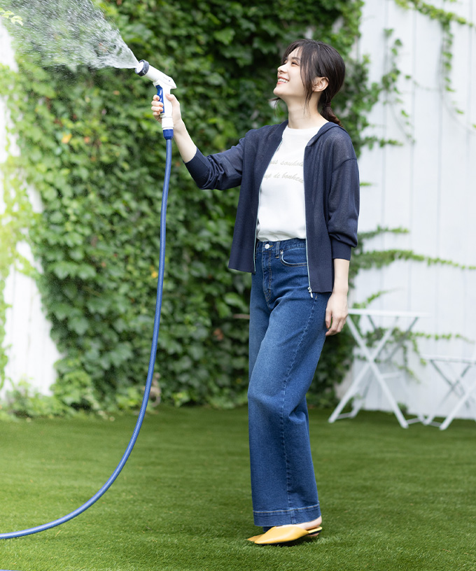 【はっ水】ストレッチバギーデニムパンツ&ロゴシアーニットプルオーバー&ニットパーカーを着用した女性 05-02