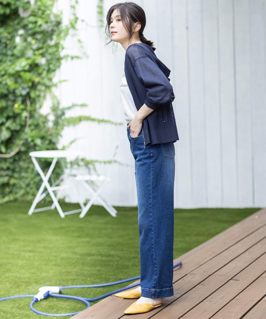 【はっ水】ストレッチバギーデニムパンツ&ロゴシアーニットプルオーバー&ニットパーカーを着用した女性 05-03