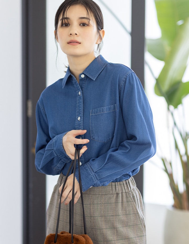 襟付きデニムシャツとすご楽ワイドパンツを着用した女性２