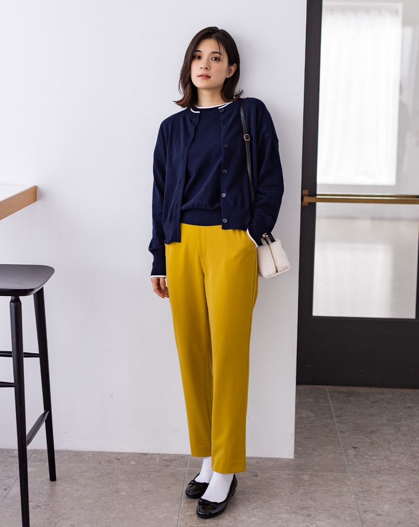 バイカラーニットカーディガンとバイカラーニットプルオーバーとすご楽テーパードパンツを着用した女性１