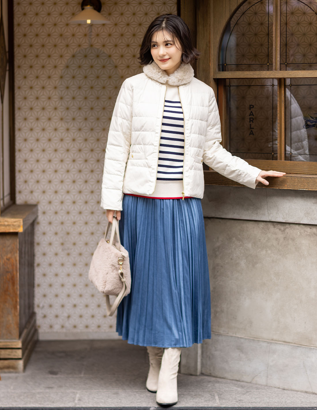 SCENE1 ショートダウンコート&ボーダーブルオーバー&スエードプリーツスカート&ファーティペット&２WAYファーバックを着用した女性 01