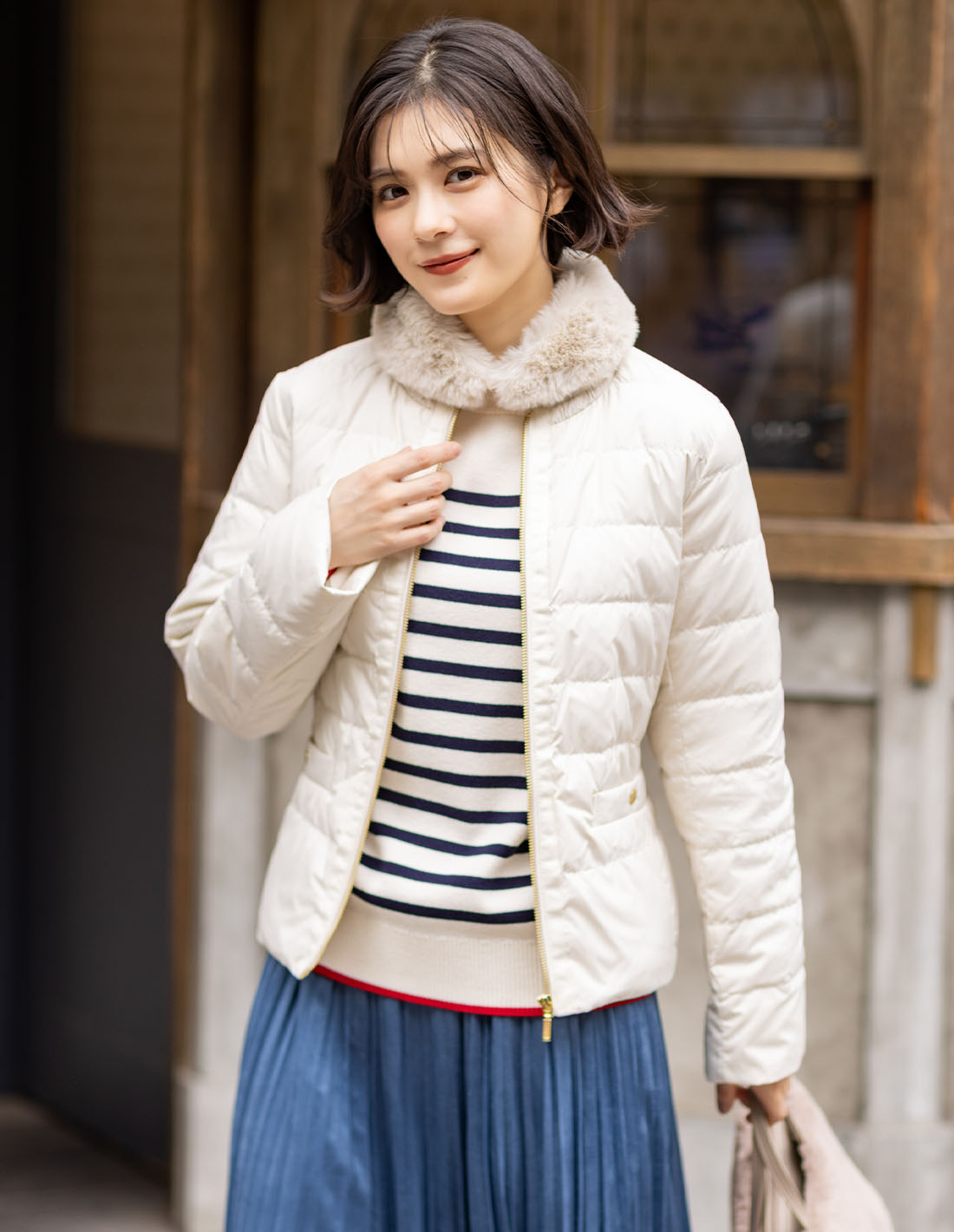 SCENE1 ショートダウンコート&ボーダーブルオーバー&スエードプリーツスカート&ファーティペット&２WAYファーバックを着用した女性 02