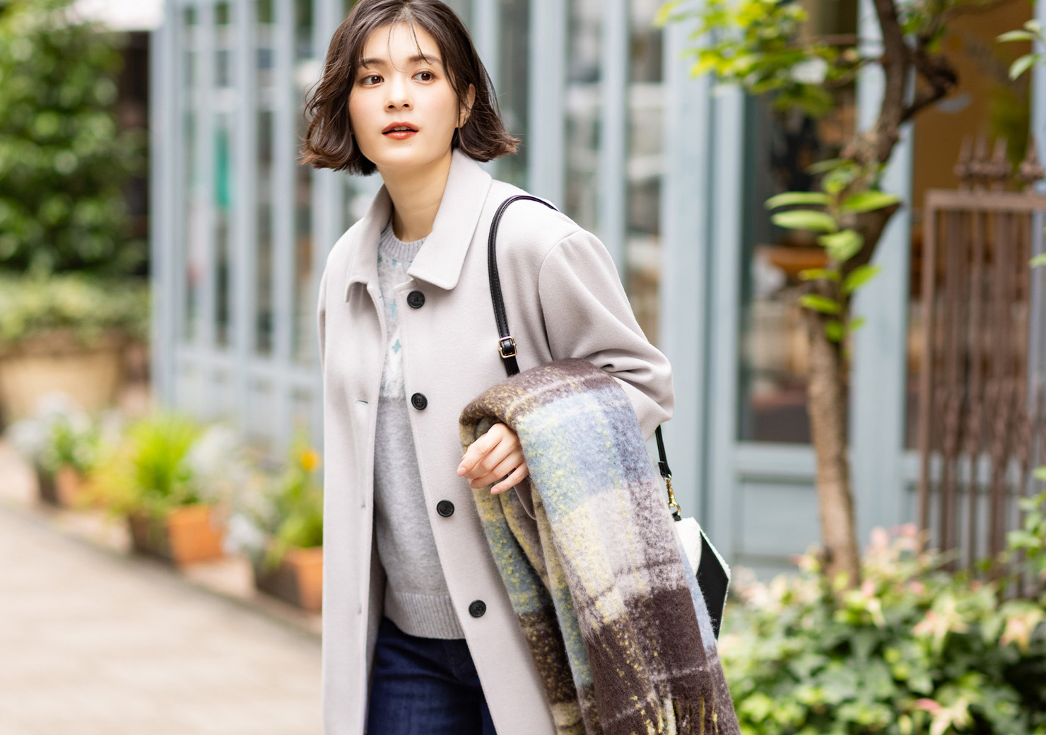 SCENE2　ステンカラーコート&フェアアイルニット&デニムフリースパンツ&チェック柄マフラーを着用した女性