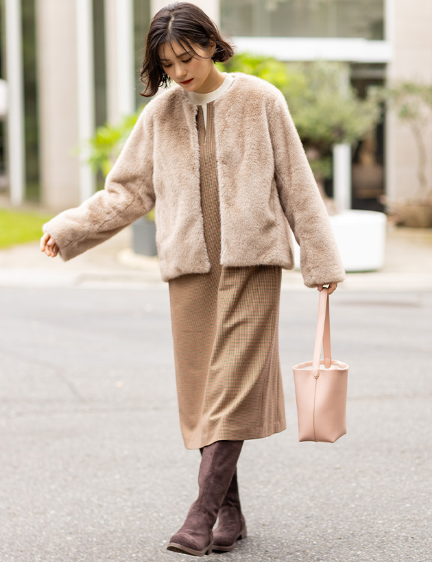 SCENE3 ファージャケット&楽ちんハイネックプルオーバー&キーネックジャンパースカートを着用した女性 02