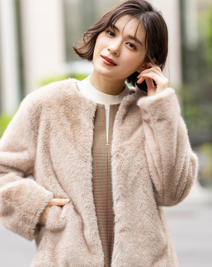 SCENE3 ファージャケット&楽ちんハイネックプルオーバー&キーネックジャンパースカートを着用した女性 01