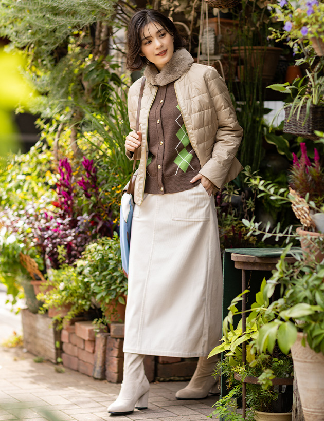 SCENE4 ショートダウンコート&アーガイルカーディガン&コーデュロイスカート&ファーティペットを着用した女性 02