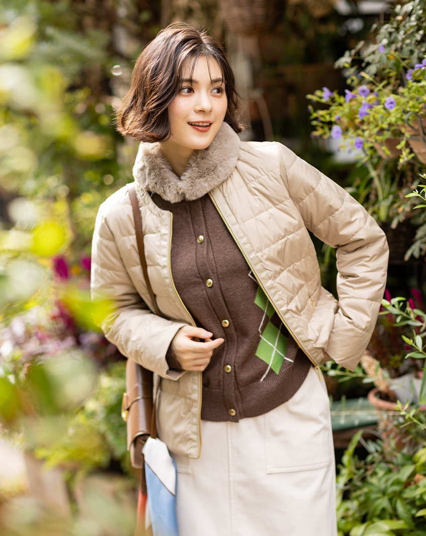 SCENE4 ショートダウンコート&アーガイルカーディガン&コーデュロイスカート&ファーティペットを着用した女性 01