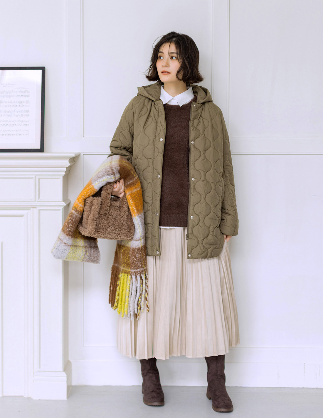 SCENE5 中綿ダウンコート&フェザープルオーバー&レギュラーカラーシャツ&スエードプリーツスカート&チェック柄マフラーを着用した女性 01