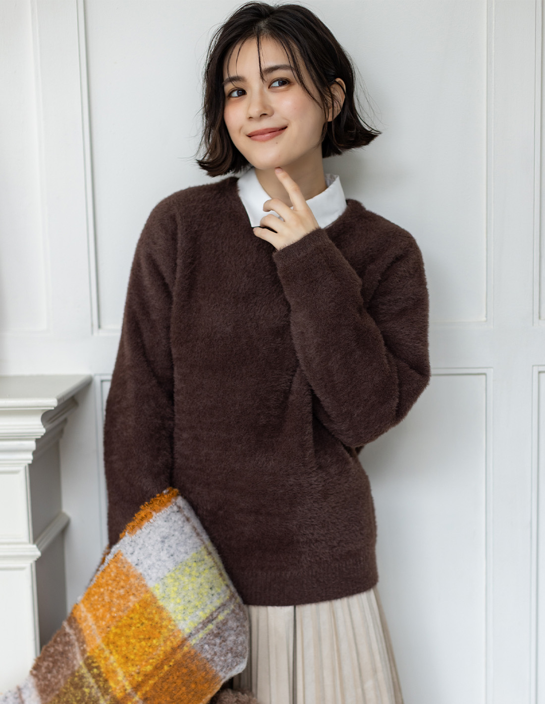 SCENE5 中綿ダウンコート&フェザープルオーバー&レギュラーカラーシャツ&スエードプリーツスカート&チェック柄マフラーを着用した女性 02