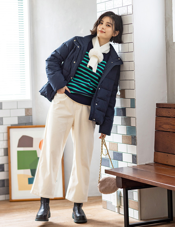 SCENE6 ショートダウンジャケット&ボーダーブルオーバー&コーデュロイセミワイドパンツ&ファーニットマフラーを着用した女性 01