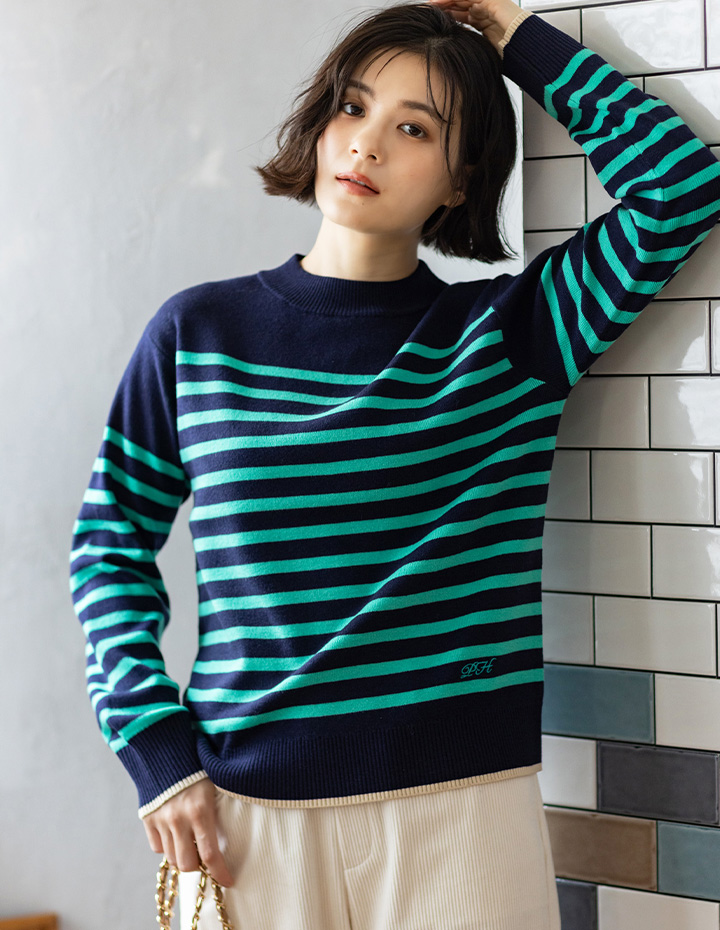 SCENE6 ショートダウンジャケット&ボーダーブルオーバー&コーデュロイセミワイドパンツ&ファーニットマフラーを着用した女性 02