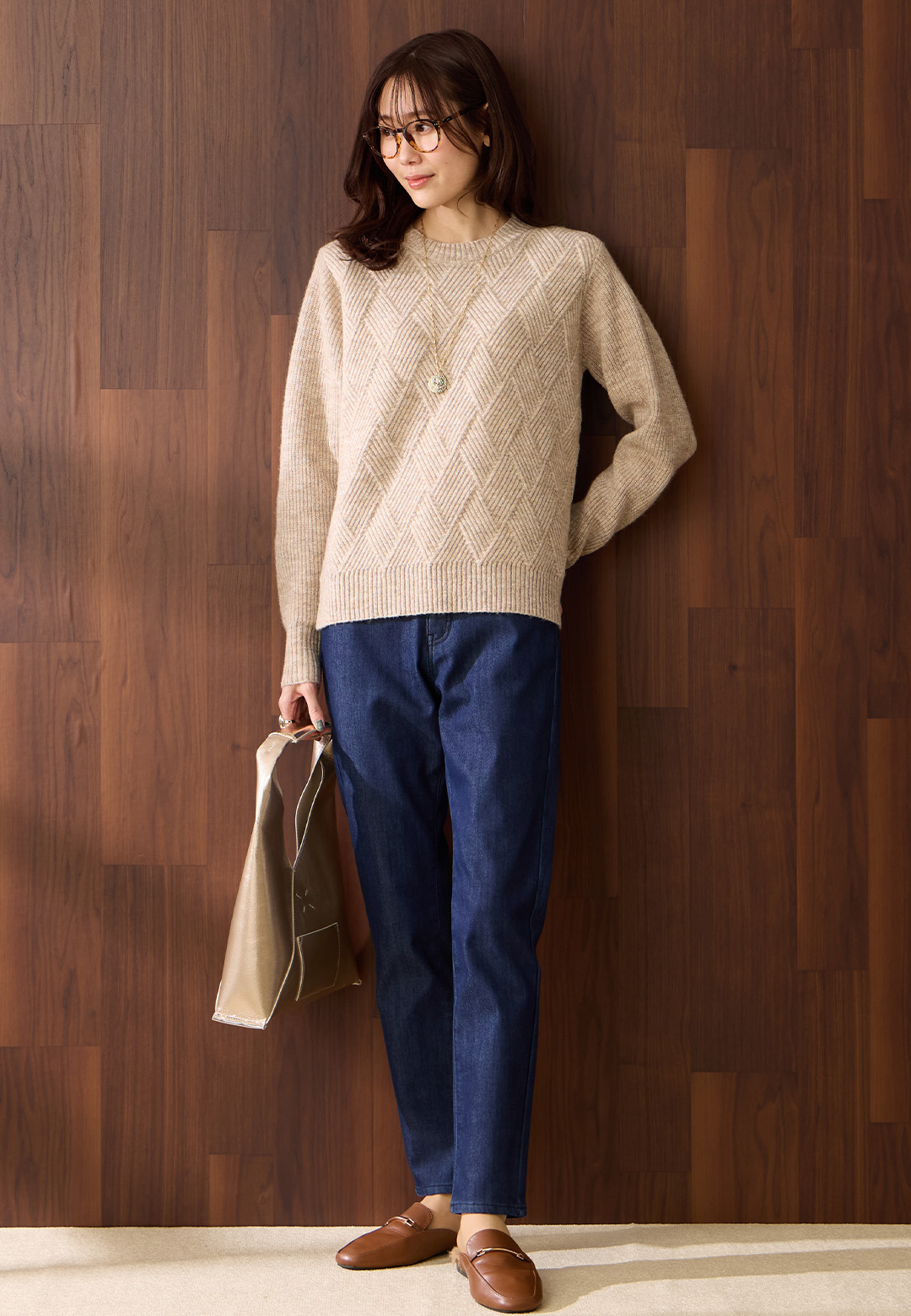 ダイヤニットプルオーバーとデニムフリースパンツのスタイリング2