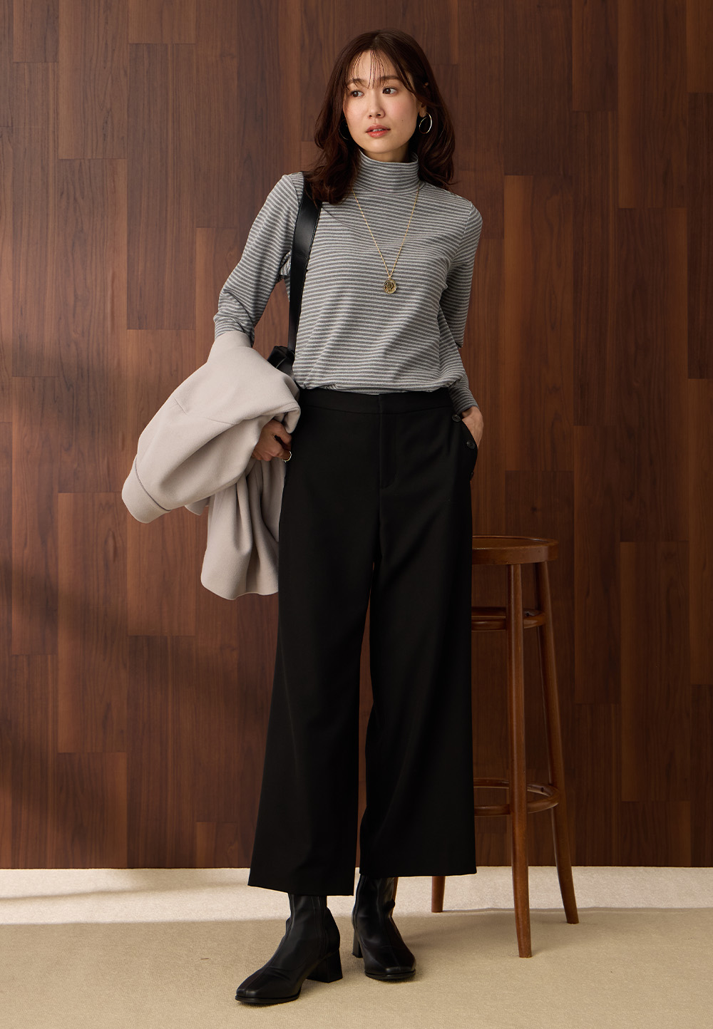 起毛ハイネックプルオーバーと裏起毛パンツのスタイリング1